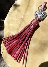 BIJOU DE SAC / PORTE-CLE BRELOQUE POMPON FRANGES CUIR ROUGE + COEUR EN METAL