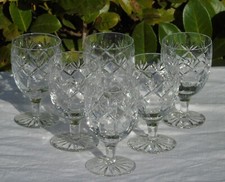Service de 6 verres à vin en cristal taillé.  Haut. 11,5 cm - Diam buvant 6,5 cm