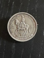 Pièce 5 shillings 1953 Elisabeth II. Pièce authentique montée en broche. 