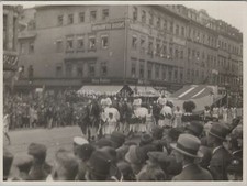 Photo, défilé avec chevaux
