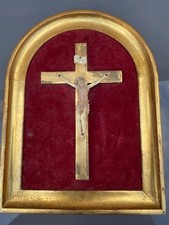 ancien christ sur fond de velours et cadre doré