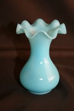 Vase en opaline de foire bleu clair