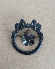 BROCHE DE DEUIL NOIRE ANCIENNE  RUBAN ET FLEUR PENDENTE
