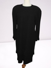 Robe en crêpe de laine noire, ras du cou et volants sur le bas et aux manches