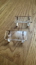 Lot de 2 piedestals en plexiglass pour objets d'arts - 5,5 x 2,5 x 2 cm