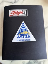 CLASSEUR GROS LOT DE PIN'S VINTAGE DIVERS TINTIN ASTERIX MARIO COCA JO MAC DO +