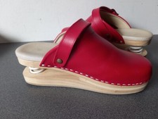PAIRE DE SABOTS BOIS SUR RESSORTS COULEUR ROUGE TAILLE 35 COMME NEUFS