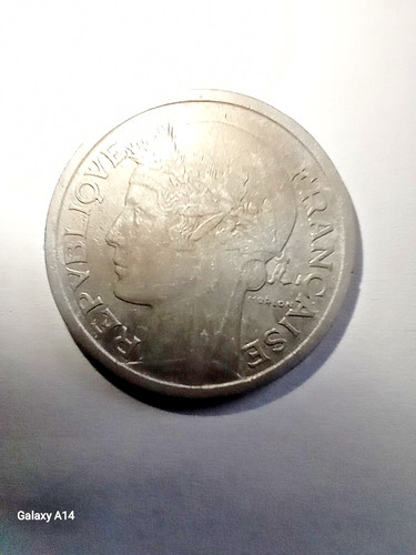Une pièce franc morlon - une,