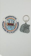 1 ECUSSON BRODE EN TISSU À COUDRE "FFCT"  & 1 PORTE CLE CYCLOTOURISME / TB ÉTAT