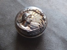 BELLE BOÎTE A PILULES. En