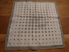 VINTAGE Pochette Foulard  gris et blanc  EMPREINTE DE COURRÈGES