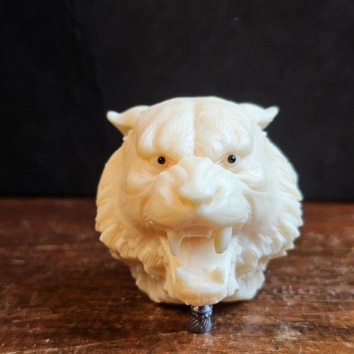 Netsuke lion taguanneuse - netsuke, en