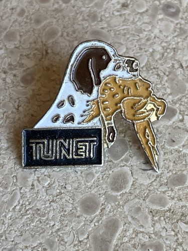 Pin tunet chien - pin’s,