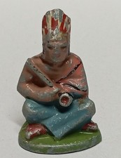 QUIRALU FIGURINE INDIENS AU CAMPEMENT ASSIS AVEC CALUMET Aluminium peint 1936