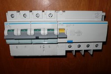 DISJONCTEUR TETRAPOLAIRE