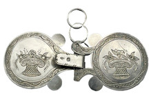 Attaches de Cape Anciennes Argent décor au Panier 