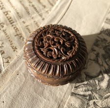 Boîte à puces où à senteurs ? en corozo sculpté à décor de Pensée, 19e