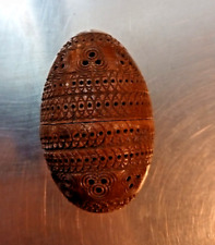 Ancien oeuf en noix de corozo porte chapelet boite travail de forçat sculpté