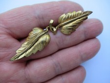 RARE Paire ATTACHE AGRAFE de CAPE FEUILLES DOREE METAL fermeture bouton old Clip