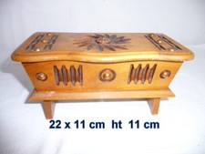 COFFRET en bois clair verni sculpté main intérieur capitonné 22cm x 11cm ht 11cm