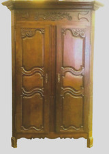 armoire chêne massif finement sculptées porte trois panneaux . XVIII siècle .