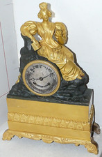 PENDULE ROMANTIQUE EN BRONZE DEBUT XIXEME MOUVEMENT A FIL DECOR FEMME ET OISEAU