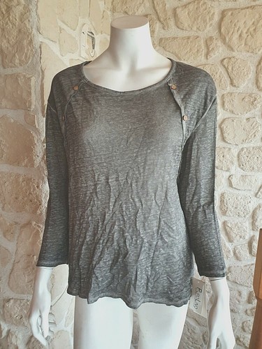 Haut gris avec petits boutons