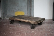 Table basse chariot vintage, table bois industrielle sur roulettes