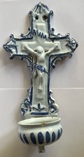 GRAND BENITIER AVEC CRUCIFIX FAIENCE REGIONALE BLANCHE & BLEUE XIXème H 29 cm