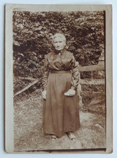 Femme devant barrière