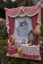 NA0499   CADRE  PHOTO    FIGURINE  STATUETTE CHAT COIFFEUSE THEATRE DERNIER