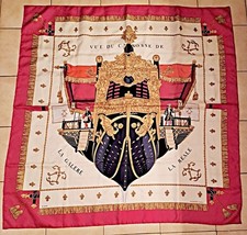 Carré Hermès en soie "Vue du carrosse de La Galère La Réale" Bordure rouge.
