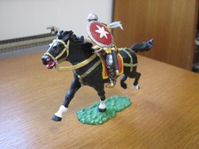 HAUSSER ELASTOLIN MOYEN AGE 8854 CHEVALIER CAVALIER AVEC HACHE TRES BEL ETAT