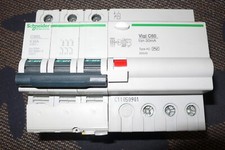 DISJONCTEUR DIFFERENTIEL TRIPHASE K32A 30mA SCHNEIDER ELECTRIC MERLIN GERIN 20KA