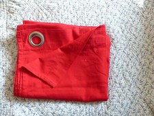 Un double rideaux rouge