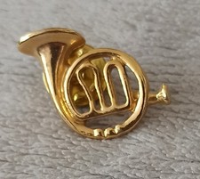 Pins cor de chasse