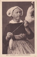 Carte postale ancienne postcard Scènes et Types Bretagne filandière quenouille