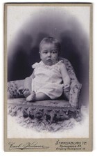 Photo Carl Krämer, Strassburg i. E., Spiesgasse 23, Kleinkind auf kleinem Sesse 