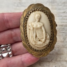 Grande Broche Vintage Madame