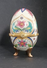 Oeuf en porcelaine ,boite a bijoux, pilule.