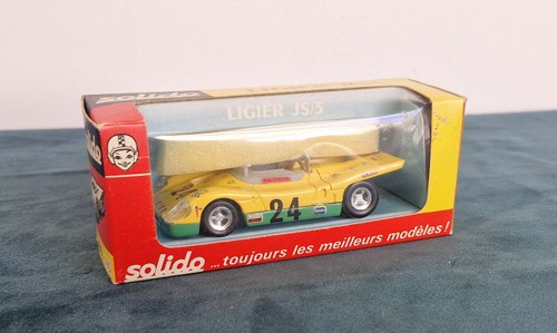 Ancienne petite voiture - ancienne, de