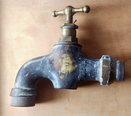 Ancien robinet fontaine ou - de,