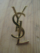 PIN'S " YVES SAINT LAURENT "  PARFUM  32mm