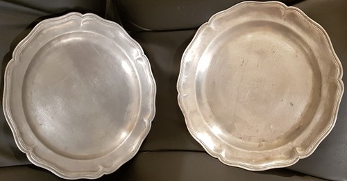 Deux plats en étain très - b),