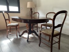 TABLE RONDE AVEC 2 RALLONGES + 4 CHAISES MERISIERS MASSIF