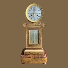 PENDULE CHARLE X DE FORME BORNE MOUVEMENT APPARENT AVEC GLOBE D’ORIGINE.