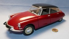Solido 1/18 : Citroën DS Berline (Bordeaux - Toit Noir)