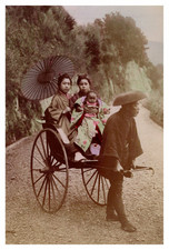 Japon, Deux femme et enfant dans un pousse-pousse, Tirage vintage aquarellé, ca.