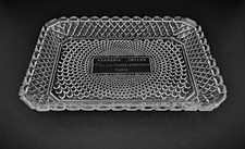 Plateau ancien en verre moulé