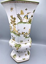 Grand vase en faïence signé Lallier à Moustiers – décor polychrome scène galante